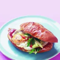 Žemle s vejci, pršutem a zeleninou