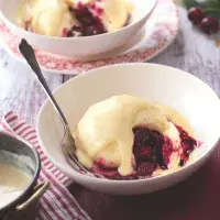 Dampfnudeln s višněmi a vanilkovou omáčkou Dampfnudeln s višněmi a vanilkovou omáčkou