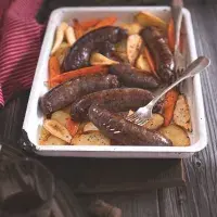 Daňčí klobásky s pečenou zeleninou a cibulovou omáčkou