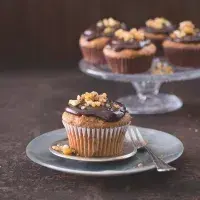 Datlové cupcaky s bourbonem & kandovanými ořechy Datlové cupcaky s bourbonem & kandovanými ořechy