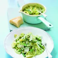 Těstoviny s chřestem a mátovou omáčkou