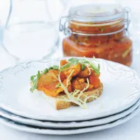 Domácí 'giardiniera' s bruschettou