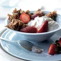 Domácí müsli s jahodami a jogurtem