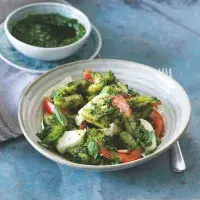 Domácí orecchiette s bazalkovým pestem, mozzarellou a rajčetem Domácí orecchiette s bazalkovým pestem, mozzarellou a rajčetem