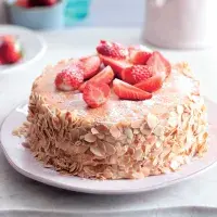 Dort s jahodami a smetanou