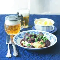 Dušená líčka se salsou verde