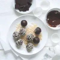 Likérové pralinky s datlemi a rozinkami Likérové pralinky s datlemi a rozinkami