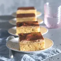 Důlkové řezy s pudinkem a zakysanou smetanou