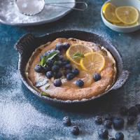 Dutch baby s citronovým krémem a borůvkami Dutch baby s citronovým krémem a borůvkami