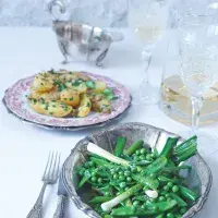 Brambůrky s česnekovým máslem a dvojí hrášek s jarní cibulkou