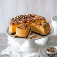 Dýňový cheesecake s karamelovou krustou a pekanovými ořechy