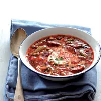 Pikantní fazolová polévka s chilli a klobásou