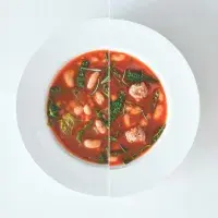 Fazolová polévka s kadeřávkem + italské klobásky Fazolová polévka s kadeřávkem + italské klobásky