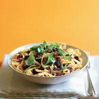Fettuccine s pestem a sušenými brusinkami Fettuccine s pestem a sušenými brusinkami