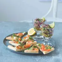 Flatbread s ostrou pomazánkou a lososem