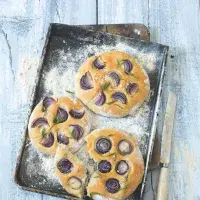 Focaccia s červenou cibulí