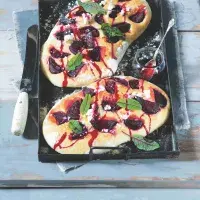 Focaccia s červenou řepou a kozím sýrem