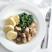 Moravský vrabec se špenátem a bramborovým knedlíkem