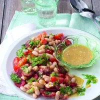 Bylinkový salát s rajčaty, chorizem a fazolemi Bylinkový salát s rajčaty, chorizem a fazolemi