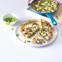 Frittata s jarní cibulkou a houbami