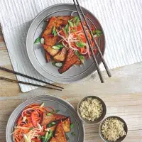 Glazované tofu s nakládanou zeleninou Glazované tofu s nakládanou zeleninou