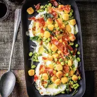 Gnocchi s fazolemi fava, šunkou, ricottou a šalvějí Gnocchi s fazolemi fava, šunkou, ricottou a šalvějí
