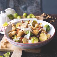 Gnocchi s růžičkovou kapustou, slaninou a oříšky