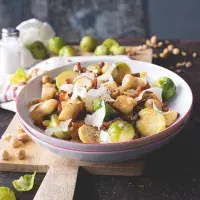 Gnocchi s růžičkovou kapustou, slaninou a oříšky