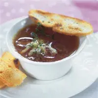 Gratinovaná cibulová polévka Gratinovaná cibulová polévka