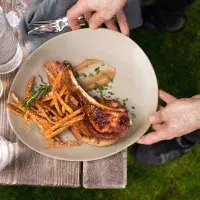 Grilovaná kotleta s batátovými hranolky a jablečnou omáčkou Grilovaná kotleta s batátovými hranolky a jablečnou omáčkou