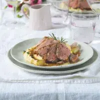 Grilované kachní prso s celerovým pyré a omáčkou z demi-glace Grilované kachní prso s celerovým pyré a omáčkou z demi-glace