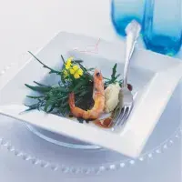 Grilované krevety se salátem a česnekovou kaší