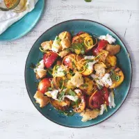 Grilované nektarinky s burratou, chilli a mátou Grilované nektarinky s burratou, chilli a mátou
