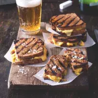 Grilované sendviče s pivním sýrem a čatní