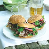 Burger s grilovaným hovězím srdcem a křupavou slaninou Burger s grilovaným hovězím srdcem a křupavou slaninou
