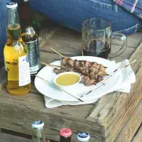 Hovězí a vepřové satay s arašídovou omáčkou Hovězí a vepřové satay s arašídovou omáčkou