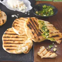 Grilovaný naan s bylinkami a sýrem Grilovaný naan s bylinkami a sýrem