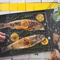 Grilovaný pstruh s máslem a bylinkami