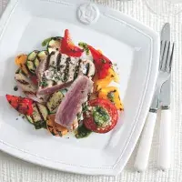 Grilovaný tuňák se zeleninou a bazalkovým pestem