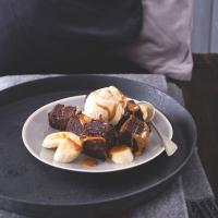 Horké brownies se zmrzlinou & karamelem