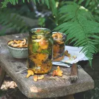 Houby ve sladkokyselém nálevu