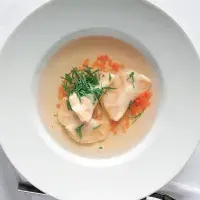 Hovězí consommé s játrovými raviolami