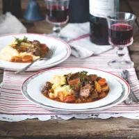 Hovězí maso na víně se žampióny  Hovězí maso na víně se žampióny