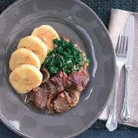 Hovězí na česneku se špenátem