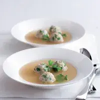 Hovězí polévka s morkovými knedlíčky Hovězí polévka s morkovými knedlíčky