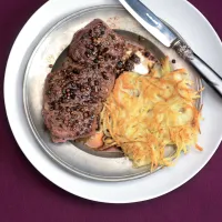 Hovězí steak na pepři s bramborovými rösti Hovězí steak na pepři s bramborovými rösti