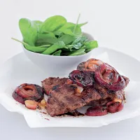Hovězí steak s karamelizovanou cibulkou Hovězí steak s karamelizovanou cibulkou