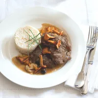 Hovězí plátky na houbách