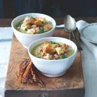 Hrachová polévka s opečenou slaninou a houstičkami