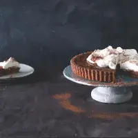 Hříšně čokoládový koláč se šlehačkou